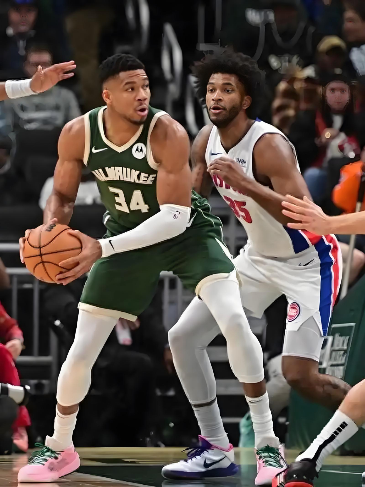 包含字母哥巅峰对决，哈登与60激战加拿大队分钟，赛况扑朔迷离胜负难料！的词条