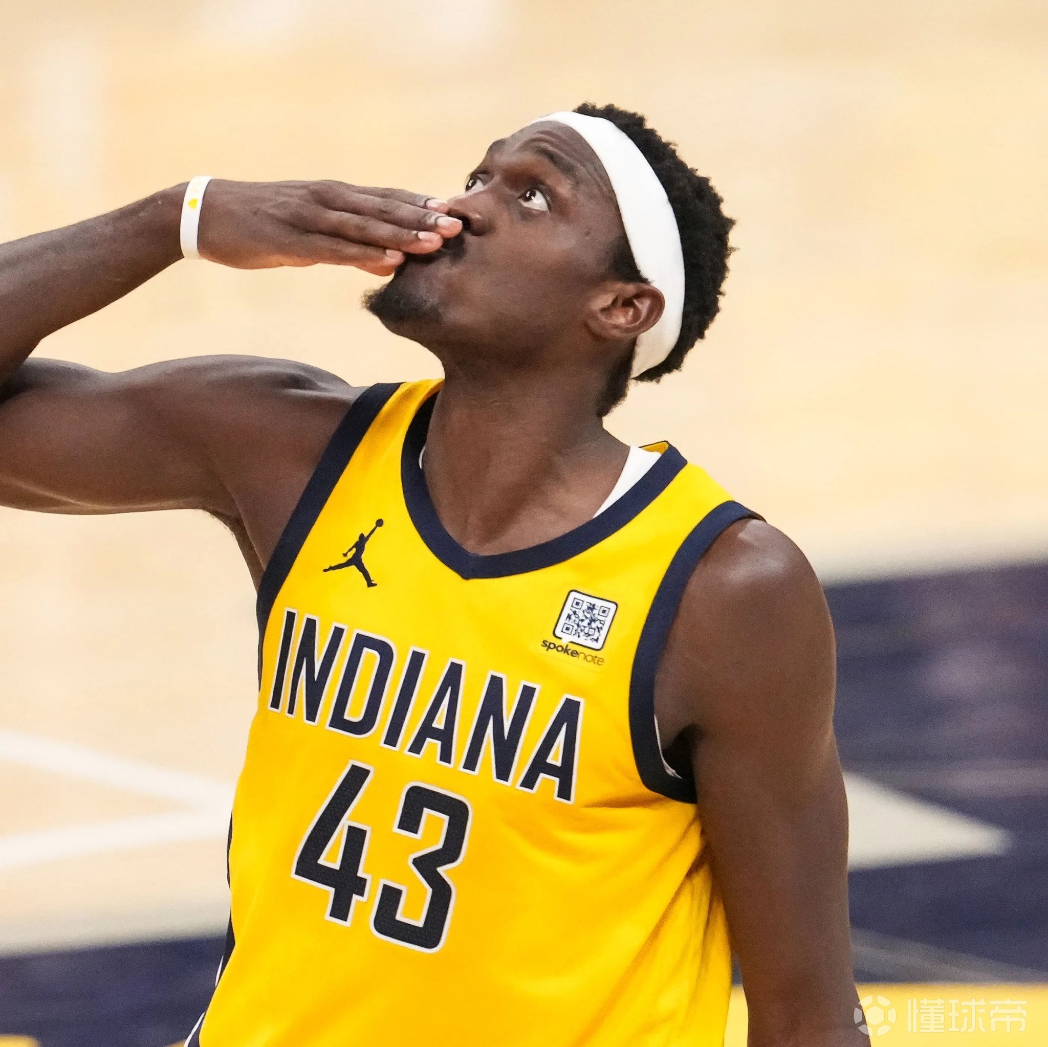 包含西亚卡姆回归赛场，关键助攻首场状态亮眼，勇士观众沸腾！的词条